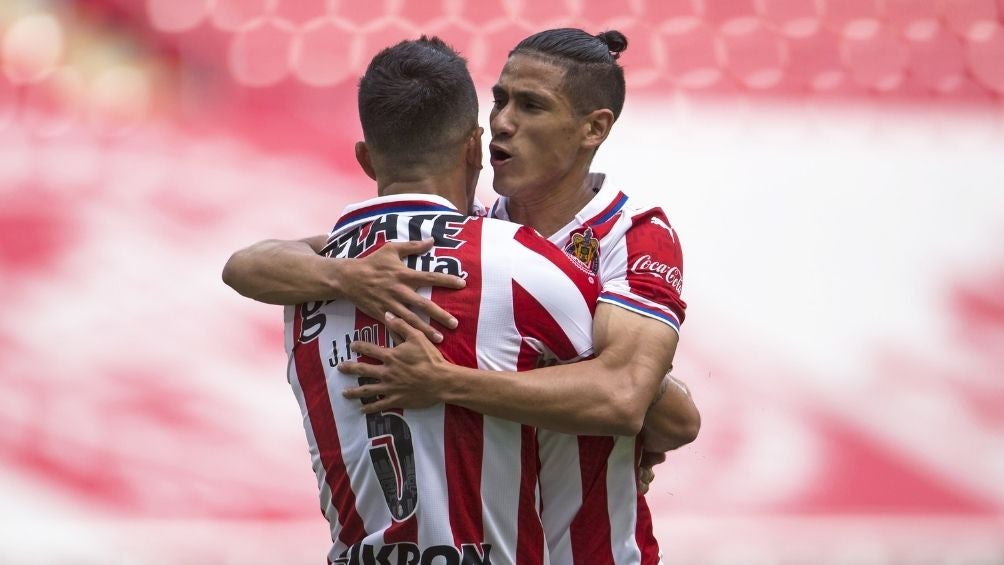 Moluna y Antuna después del primer gol de Chivas 