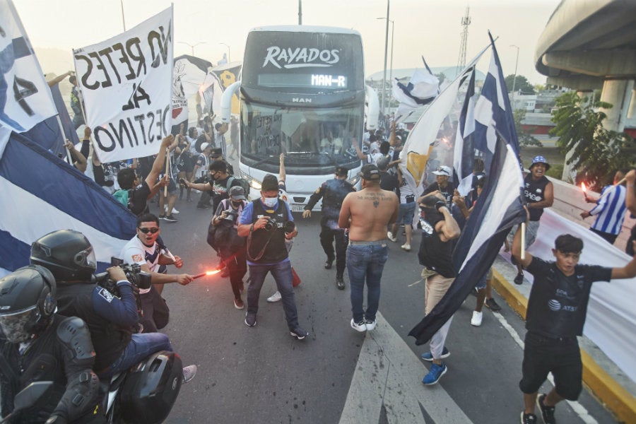 La afición blanquiazul apoyando a su equipo al llegar