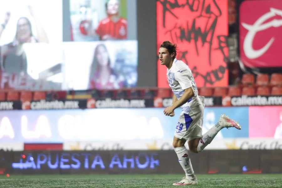 Santiago Giménez durante un partido con Cruz Azul