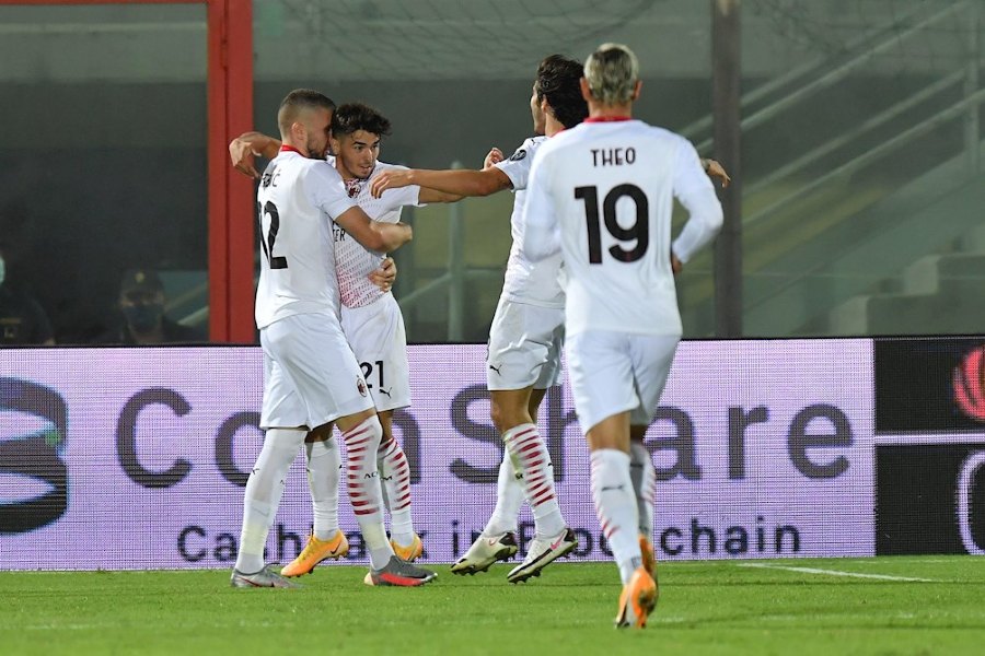 Jugadores del Milan celebran gol ante el Crotone