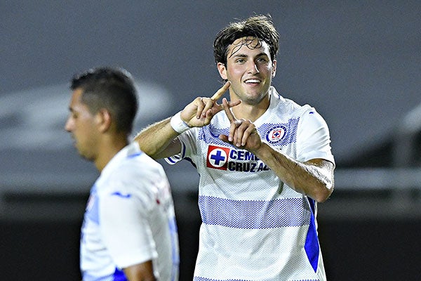 IMAGO7 Santiago Giménez celebra una anotación