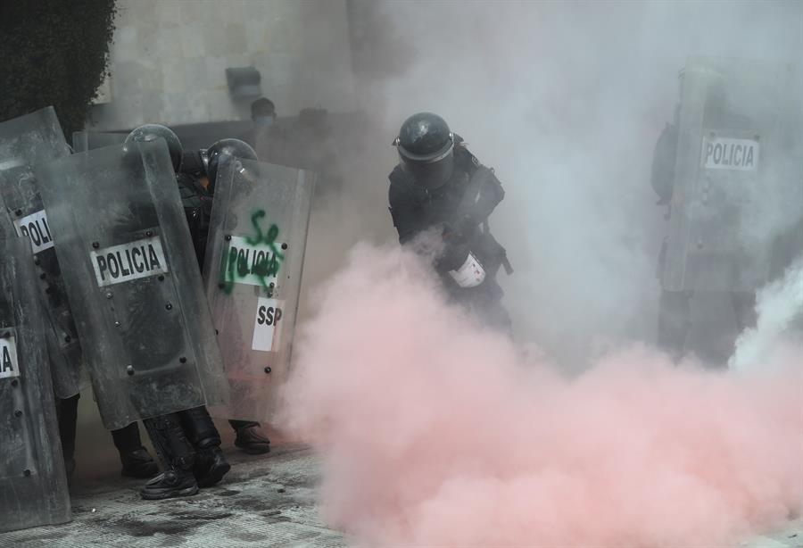 Policías son atacadas por manifestantes