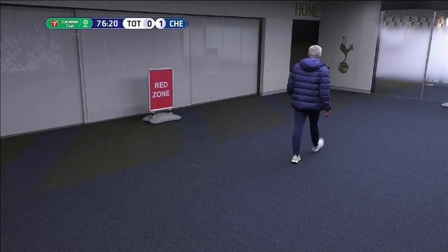 Mourinho buscando a Dier en el túnel