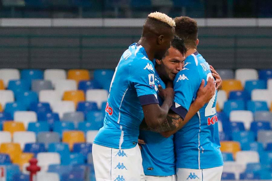 El mexicano celebrando su gol con sus compañeros