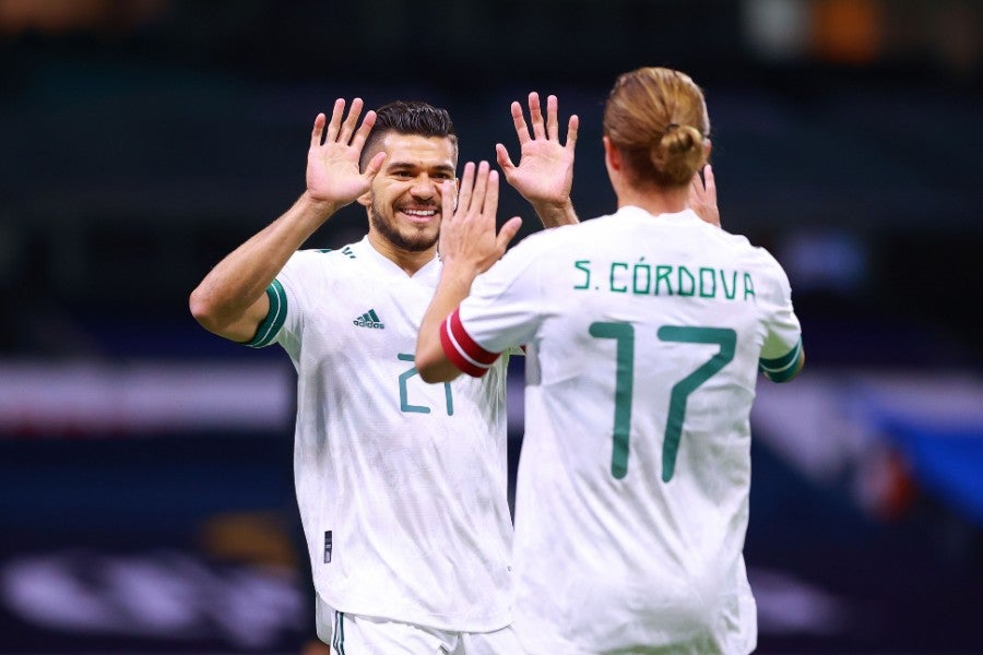 Martín y Córdova celebran gol ante Guatemala