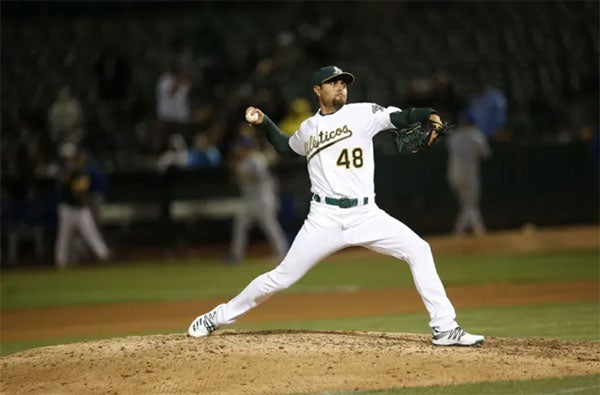 Joakim Soria en partido con Oakland