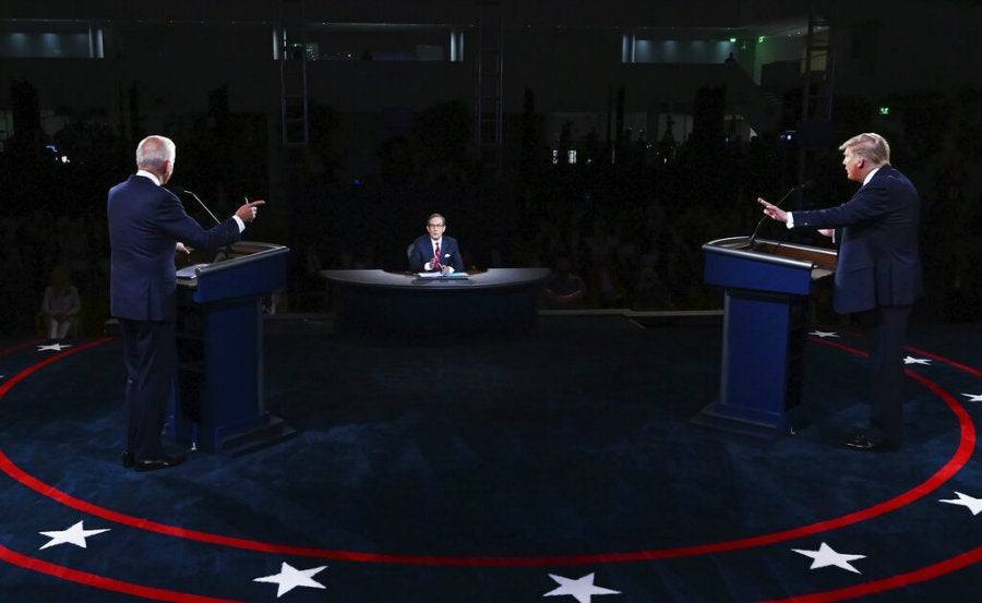 Joe Biden con Trump, durante el debate