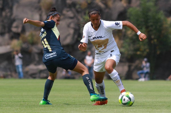 Gabriela Lozada en acción ante Pumas