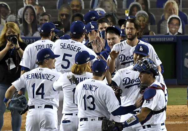 Jugadores de Dodgers festejan su victoria