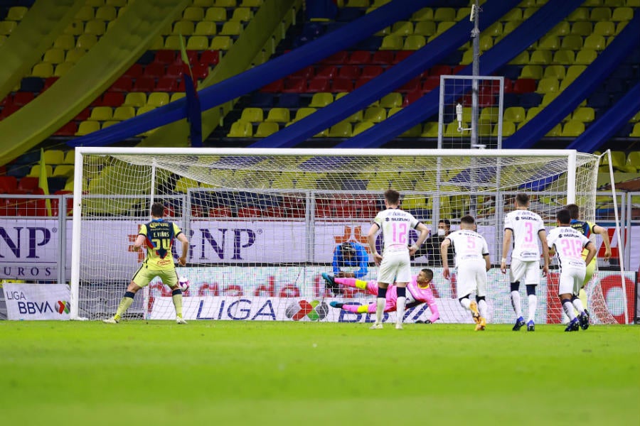 Desde los once pasos Federico Viñas empató el partido