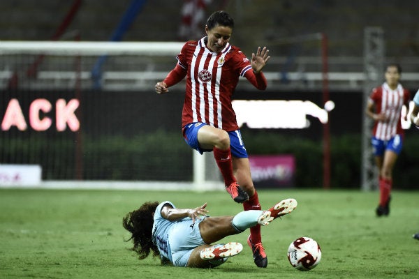 Tania Morales en acción con Chivas