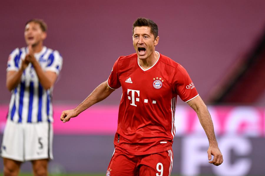 Lewandowski festeja una de sus anotaciones