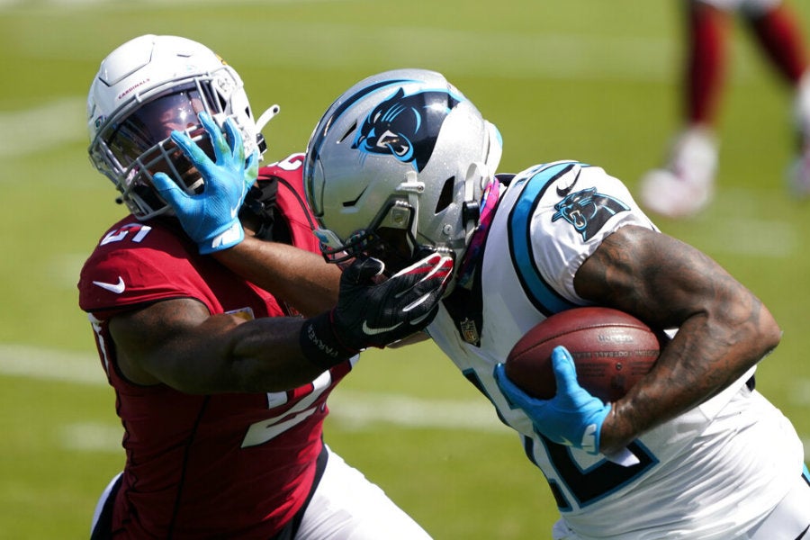 D.J. Moore con el balón ante Patrick Peterson