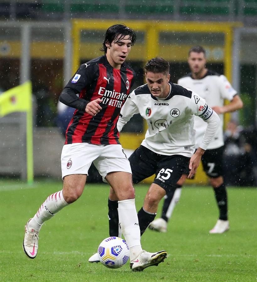 Sandro Tonali en acción con el Milan