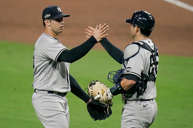 Jugadores de los Yankees celebran el triunfo