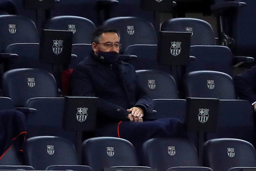 Bartomeu, presidente culé, observando un partido