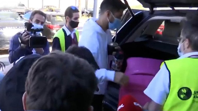 Luis Suárez llegando al aeropuerto