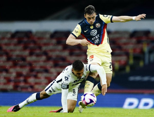 Federico Viñas en acción con América