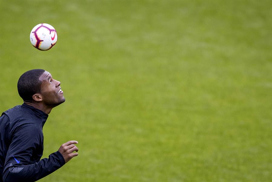 Georgino Wijnaldum durante los entrenamientos con Holanda