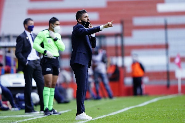 Carlos Adrián Morales dirigiendo al Toluca