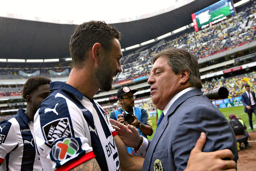 Layún y Herrera se saludan 