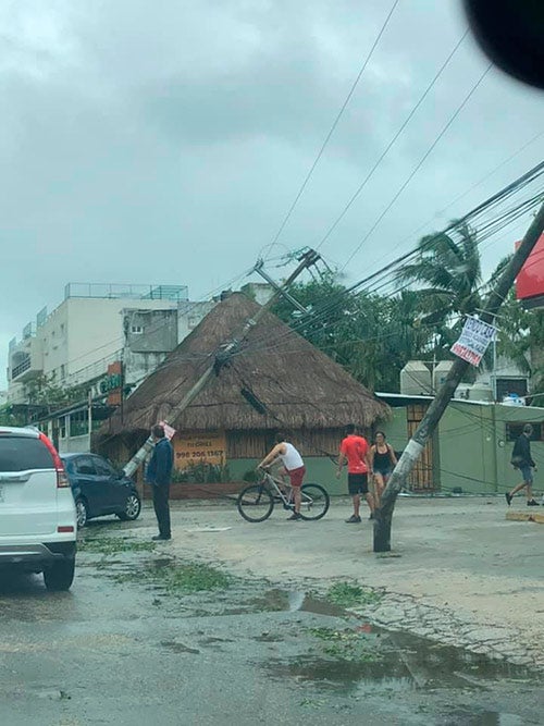 Postes de luz y habitantes haciendo labor de reconocimiento