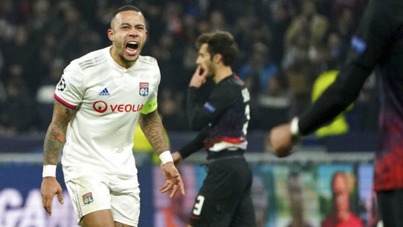 Memphis Depay durante un duelo con el Olympique de Lyon