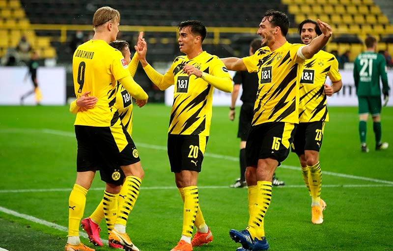 Jugadores del Dortmund durante un duelo en Alemania 