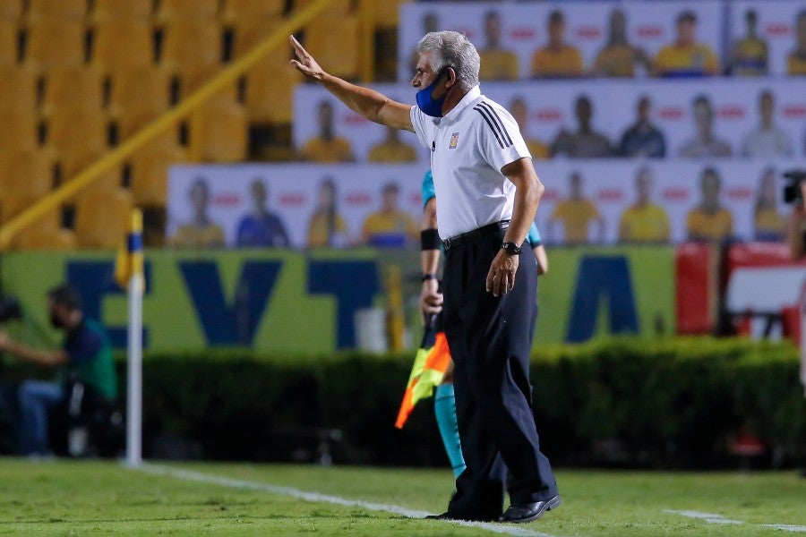 Ricardo Ferretti durante un partido con Tigres