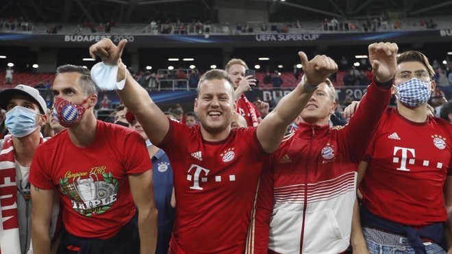 Aficionados del Bayern Múnich en la Supercopa de Europa 
