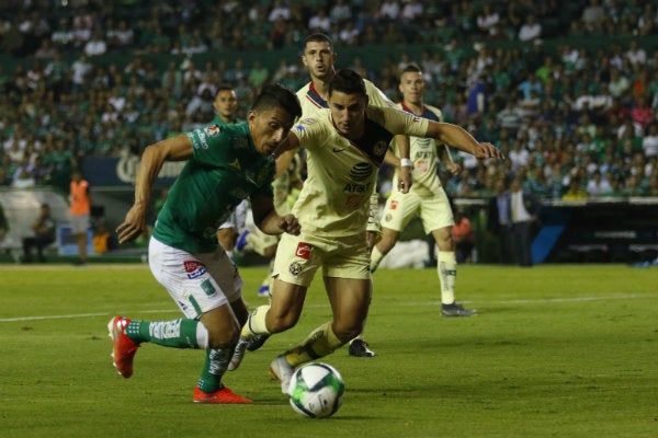 Ángel Mena en acción ante América