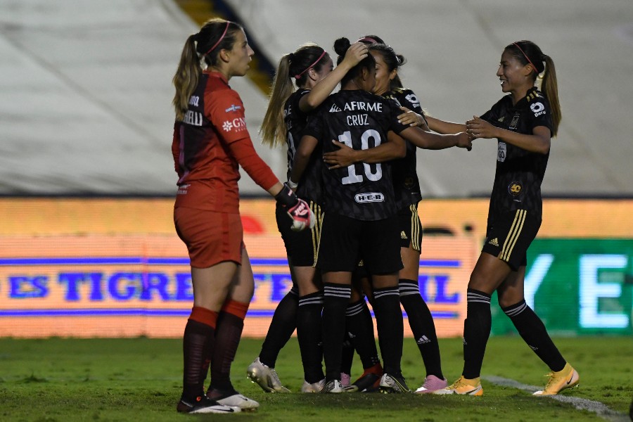 Jugadoras de Tigres Femenil celebran gol vs América