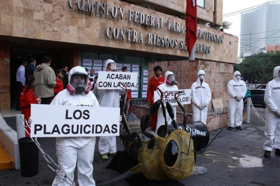 Aminestación afuera de la sede de la Cofepris