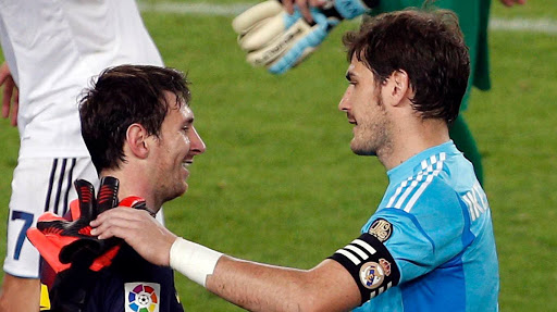 Casillas saluda a Messi tras un Clásico Español