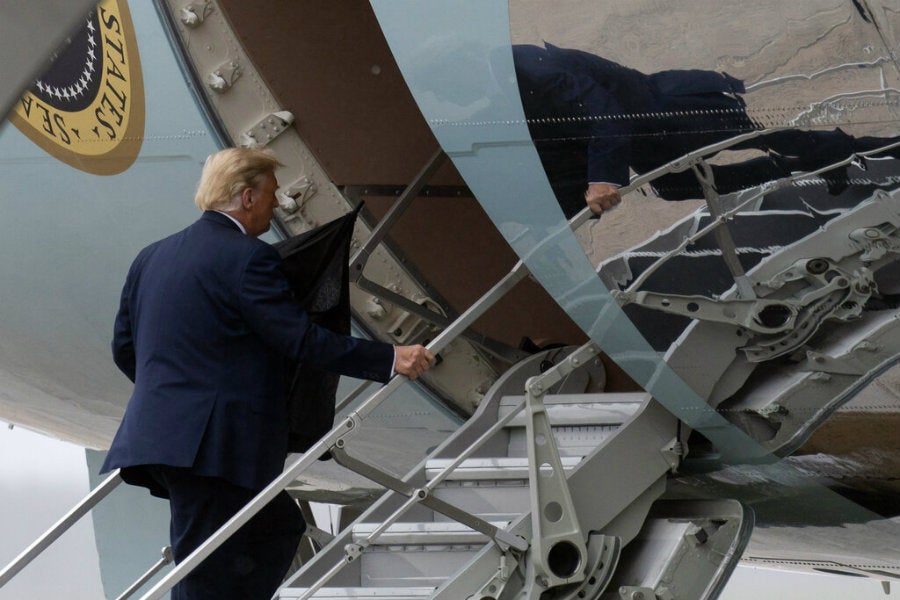 Trump aborda el avión presidencial rumbo a Florida