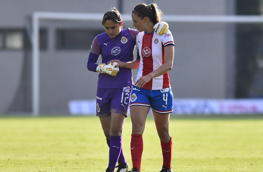 Farías saluda a Blanca Félix tras juego