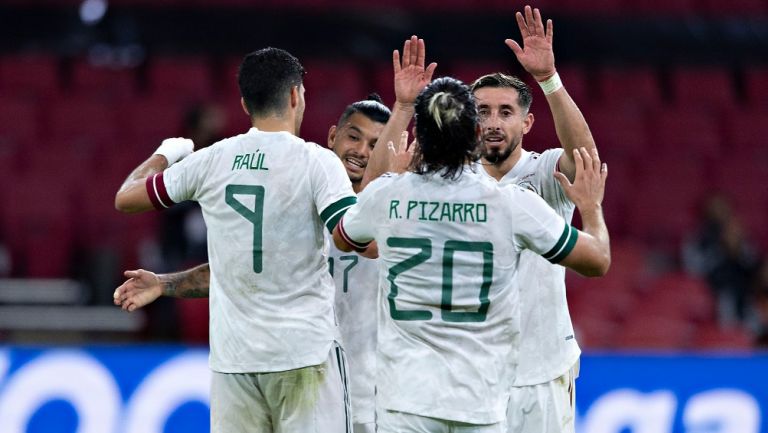 Jugadores mexicanos celebran gol vs Holanda