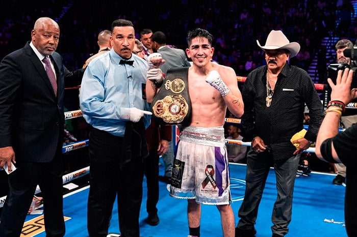 Leo Santa Cruz junto a su padre