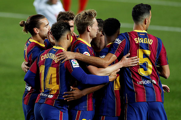 Jugadores de Barcelona festejan un gol