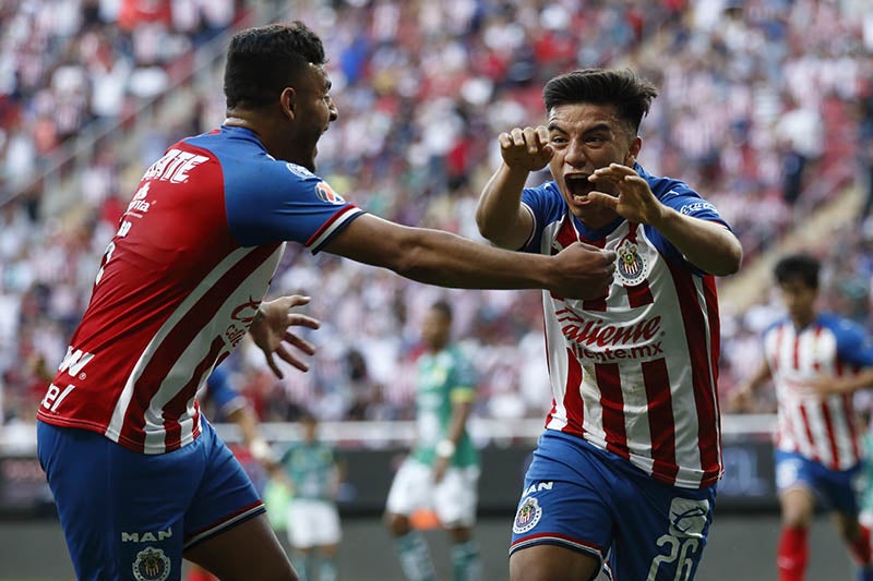 Beltrán festeja un gol con Chivas 