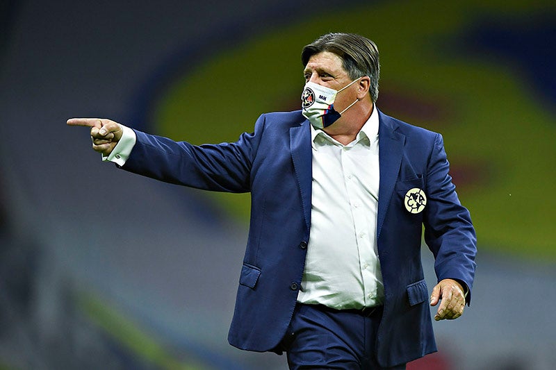 Miguel Herrera durante un juego del América en el Azteca 