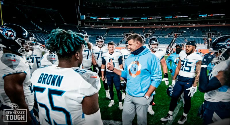 Jugadores de Tennessee, en charla con el coach Mike Vrabel