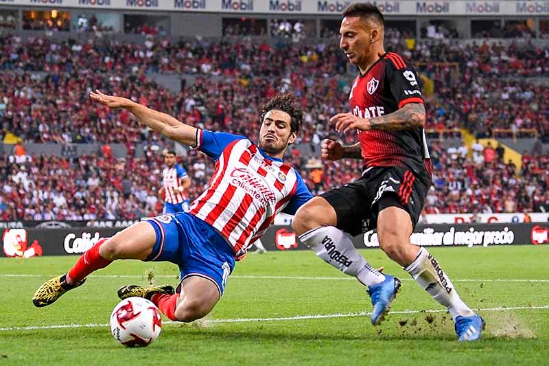 Pollo Briseño durante un Clásico Tapatío 