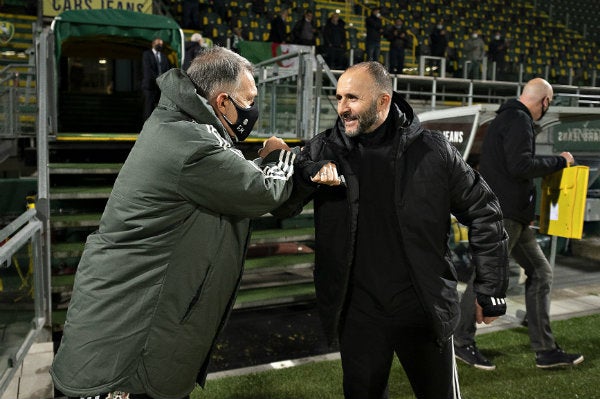 Gerardo Martino y Djamel Belmadi, DT de Argelia, en saludo