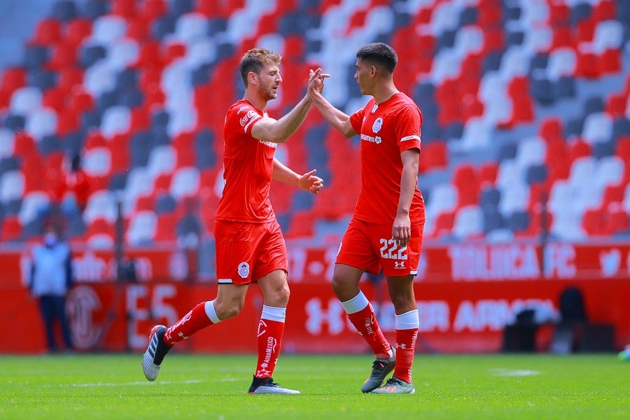 Jugadores de Toluca celebrando un gol