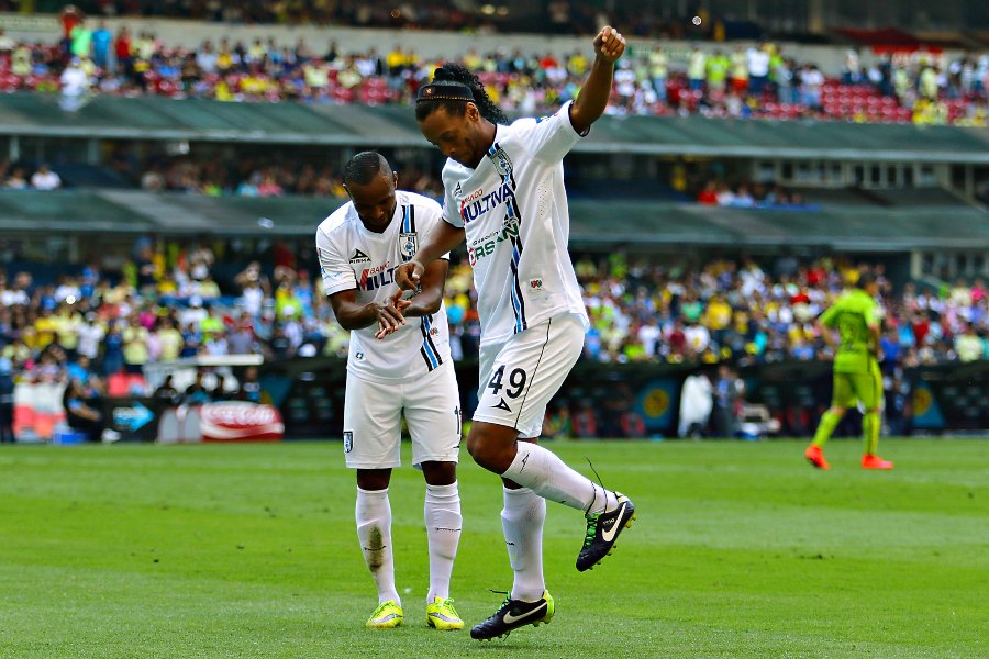 Ronaldinho luego de anotar gol ante el América en el Estadio Azteca