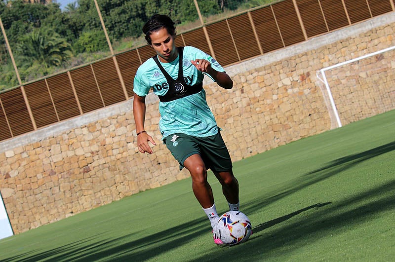 Diego Lainez en un entrenamiento con el Betis 