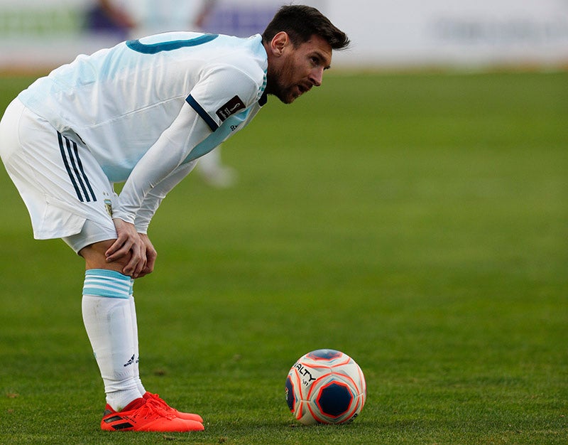 Lionel Messi durante un duelo con Argentina 