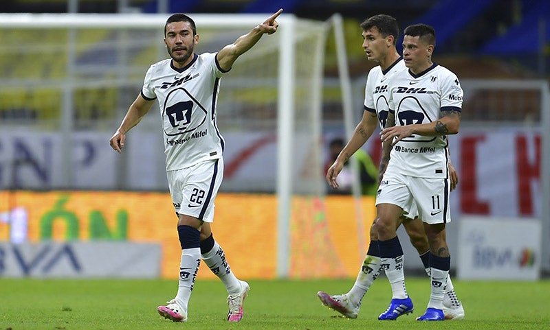 Vigón celebra un tanto en el Estadio Azteca 