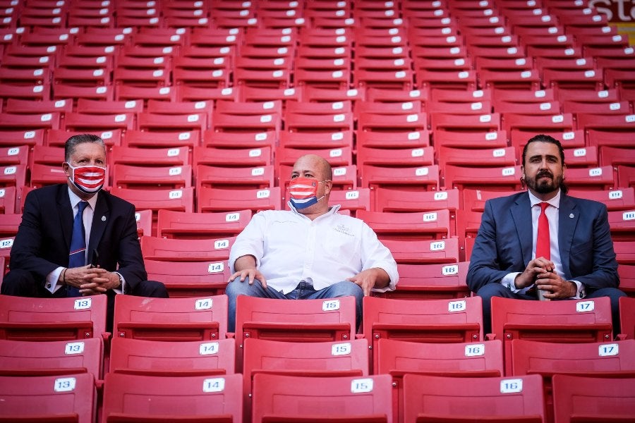 Alfaro junto a Vergara y Peláez en el Akron